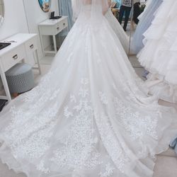 ロングトレーン。
試着室を埋めるほどの広がりと長さに感動。
端まで刺繍とグリッターがついててキラキラ!
豪華さに感動して、ウエディングドレスはこのドレスに決めました。
キヨコハタのウエディングドレスより少し値段が下がったのもよかった!