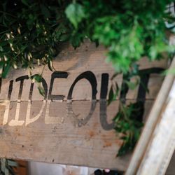 メインテーマのHIDEOUTの看板