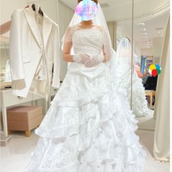 ならばフリルたくさんで!と着てみましたが、これもイマイチでした。
ボリュームの少ないAラインはあまり似合わなさそうな感じですね…