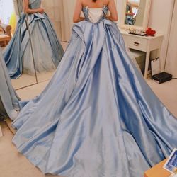 カラードレス試着
ディズニードレスコレクションのシンデレラドレス
サイドから見えるチュールと、後ろ姿のサテンの美しさに惚れました。
(お店にサイズがなかったので後ろ空いてますが…w 痩せよう…)