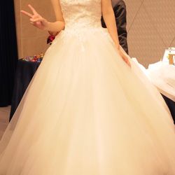 フリルとサッシュベルトを外して後ろにリボンをつけました！
フリルが取り外し式なので印象が変わってよかったです