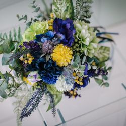 ドレスのデザインに合わせたクラッチブーケ
ブルーメインで、大好きなユーカリやラベンダー、エリジウム、ブルーベリーの実を入れて、夏の海に合うようにオータムカラーにならないように注意しながら制作
先輩花嫁の友人に手伝ってもらいました
