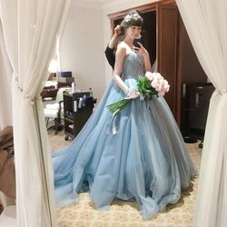 WDの時とは変化をつけて花材は1種類のみ。ボリュームのあるドレスと対照的にスリムなブーケにしてバランスをとりました♡