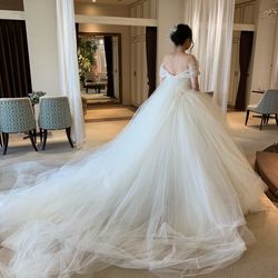 ドレス試着👗@hatsukoendo
新作ドレス先行試着会にて。
写真に収めるのが大変なくらい
ボリューム満点のウエディングドレス👗