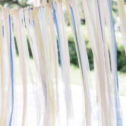 式場の入り口やwelcomeスペースから本会場を仕切る場所にかけられたリボンカーテン
風になびいて涼しげ
テーマカラーのブルーとWeddingのイメージカラーのホワイトを混ぜて