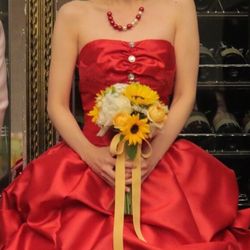 絶対カラードレスは赤！そして向日葵のブーケを持つ！と決めていました