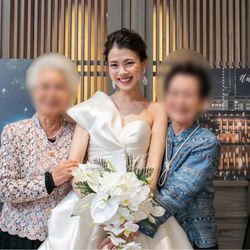 宴会場の前でスリーショット。