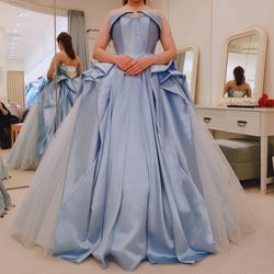 カラードレス試着
最初の候補、ディズニードレスコレクションの、シンデレラドレス
サテンとチュールのバランスがよくて、ボリュームもあってめっちゃ気に入りました。
カラードレス第1候補!!