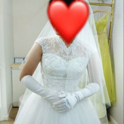 結婚式本番でのソロショットで正面からのドレス全体が写ってるのが無かったため、試着のもので失礼します🙏
ブライダルハウスtutuのものです。上半身の柄がすごくお気に入り✨