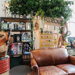 メイン会場の新郎新婦の高砂
2人のHIDEOUT(秘密基地)をテーマにHAKUのデザイナーさんにデザインして頂きました
小さな頃に木が生い茂った場所に作った秘密基地を元にデザイン
2人が生活する家が秘密基地のようなので、実際に家から持ち込んだものをデザインに取り入れました