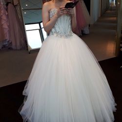 ドレス試着👗@Amtteliebe
チュールの切り返しが他のドレスに比べると
下めにあるので、少し胴長に見えちゃうかなぁ?