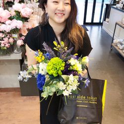 造花の種類がとても豊富なeast side tokyoさんにてブーケ、ブートニア、ミニブーケ、ミニブートニアの花を選ぶ
悩みすぎて1日では終わらなかった
実際に組みながら選べるのは造花のいいところ
枯れずにずっと取っておけるのも選んだ理由