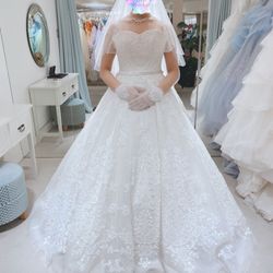 キラキラ感MAXすぎて目に止まったドレス。
刺繍ひとつひとつにグリッターキラキラ散りばめられているため、とてもゴージャス、華やか!