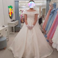 最初にいいと思ったウエディングドレス
ただオフショルダーがやっぱり似合わない…