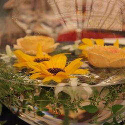 ゲストテーブル装花
イメージ探ししてた時にこういう形の装花を見つけて絶対これがいいなと思いフローリストさんにお願いして用意してもらいました！
天井が低いのが気になってたんですが、天井のステンドグラスが綺麗に映ってるのでよかったです！