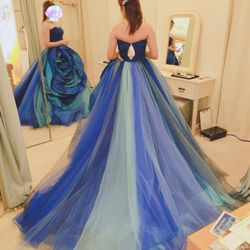 青色が好きなのでグラデーションというか、様々な青が盛り込まれていて素敵なドレスでした!