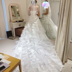 全体的に縦に長いドレスだったので、華奢な方だと着こなせそう。