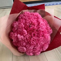 新郎へサプライズブーケ💐
ペパナプを染め100本の赤い薔薇(手作り)
