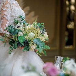 プロテア、アネモネ、ユーカリ、白バラを基本にナチュラルテイストに♡