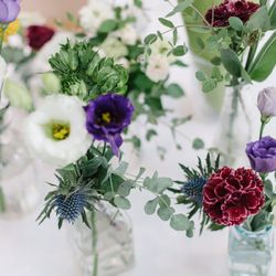 花器は、集めた素敵なものをイメージして、あえてデザインをバラバラに