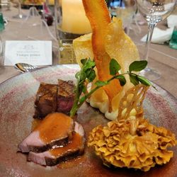 《特選国産牛サーロインの炭火焼きとイベリコ豚の取り合わせ》
お肉だけはひとつ上のコースのものにしました♪