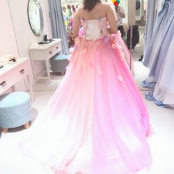 ピンク系は肌の白い子が似合うと思います…