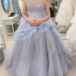 キヨコハタドレスです。
可愛いお花がたっぷり付いていて、グリッターのキラキラ感もすごいなーと。
ただ若すぎ?可愛すぎ?と思いました。