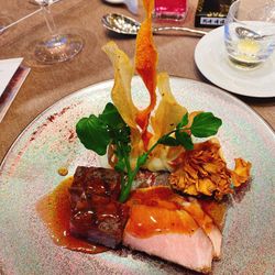 《特選国産牛サーロインの炭火焼きとイベリコ豚の取り合わせ》