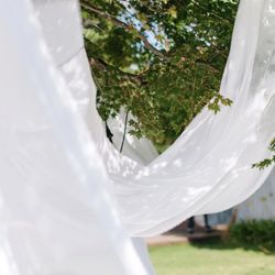 会場のメインツリーにかけられた大きな布
外だけど寛げる場所にしたくてこのような空間デザインに
Weddingのイメージカラーのホワイト
ガーデンウェディングに映えるグリーン
