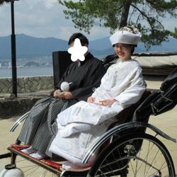 行き帰りは人力車で移動しました

観光の方、修学旅行生、地元の方などすれ違う皆様から祝福していただき幸せな気持ちになりました。