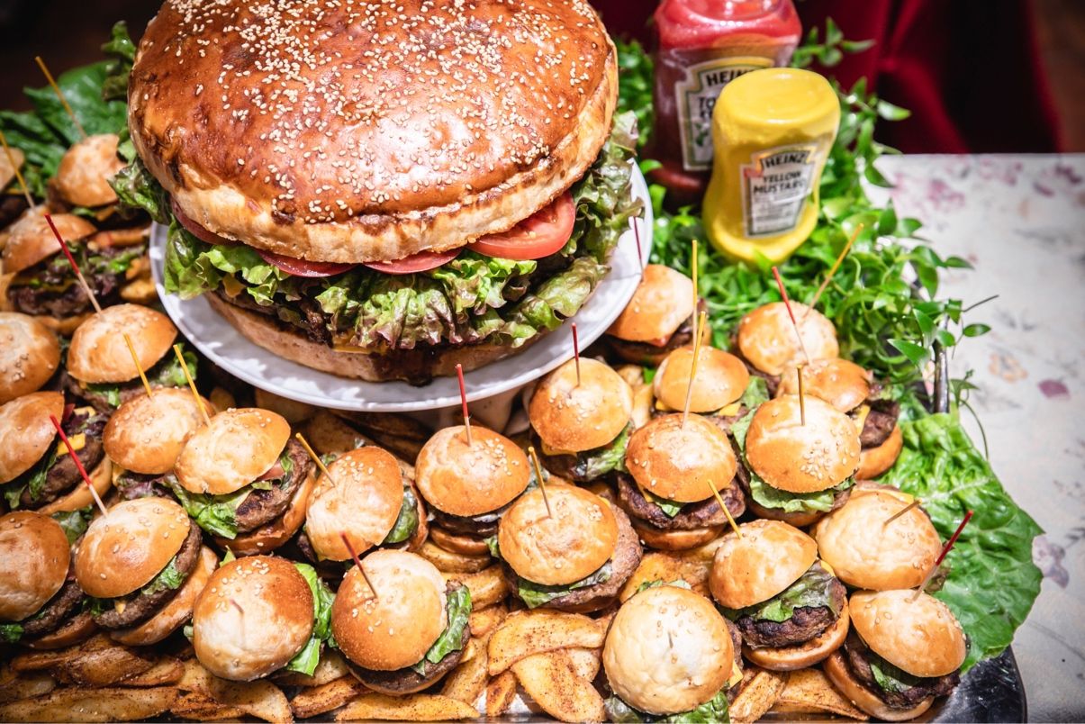 ウェディングケーキの代わりにぴったりなウェディングハンバーガー