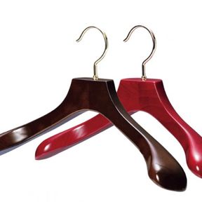 引出物：名入りハンガー（中田工芸）