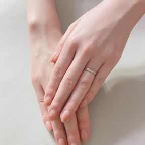 白無垢に溶け込み、肌が白く指が長く見える色・形にしました