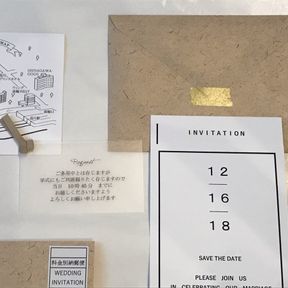 招待状
私たちの場合日取りがバタバタと急に決まり、挙式日まで迫っていたので、返信ハガキを付けない『折り返し』というスタイルにしています。