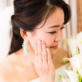 バージンロードを歩く機会がないので、悩んだ結果シンプルなベールをつけました。ドレスはローポニと決めていたのですが、ベールのためあまり見えず、ダウンスタイルに見えてしまいました。それはそれで気に入っています。
ドレスをシンプルなものにしたので、あえてピアスを大ぶりに揺れるようにつけ、ネックレスはなし。ヘアコームはベールの上につけていただきました。