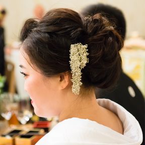 和装はアップスタイルでスッキリ
大きめシニョンでボリュームを出してもらいました。
ピアスは和装なのでつけず、ピアスをヘアコームに足してヘッドアクセにボリュームを出しました！
サイドにつけると前からのお写真でもアクセサリーがしっかり映るのでよかったです！
アクセサリー:fua accessory 