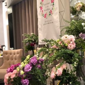 お花屋さんのようにたくさんのお花を💐

使用しているお花🌷
・お花の種類
ラナンキュラス
バラ スイートアバランシェ
バラ イブピアジェ
エグゼラベンダー

・グリーンの種類
アジアンタム
コデマリ
ヌマイラックス
