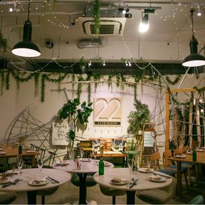 会場そのものがグリーンが多いので、そのままの雰囲気を大事にするため、お花は飾りませんでした。