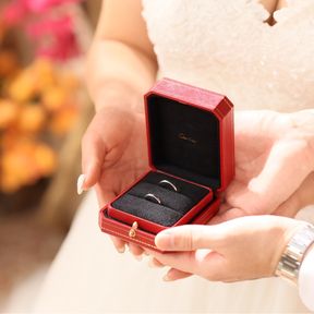 婚約指輪と同じブランドにしたかったので迷わずCartierへ❤️

ずっと付けるのでシンプルかつ、日常生活に支障がでないものを！ということで選びました。
