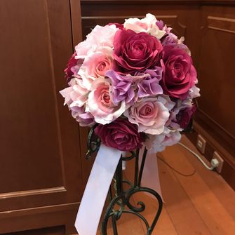 ピンクのフラワードレスに合わせたシルクフラワー💐