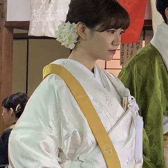 右と左で違う生花をつけていただきました。