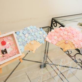 どちらも母が作ってくれたお気に入り💓✨
結婚式のテーマが桜ウエディングなので、
前撮り用にと、桜の扇子🌸
前撮りでみなさんが持っている「妻」「夫」の扇子を作ろうと思っていたらこんなに素敵な扇子が🥺
びっくりと感動でした✨
お守りは、乃木神社まで行って
買って来てくれたそうです😭
おまけにこんなに可愛いフレームまで
作ってくれていました😭💓
母には感謝しかありません💕
