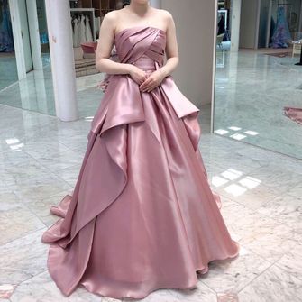 カラードレス は 山城葉子さんデザインのブランド『 leaf for brides 』にしました。

モーヴピンク×サテン生地 でオトナっぽい印象に♡