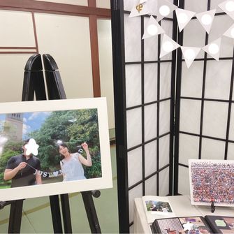 親しい人ばかりなので、2人のアルバムなどを自然体で飾りウェルカムスペースとしました