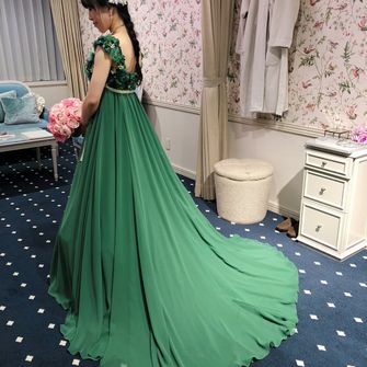 カラードレス試着☆
探しているのは花柄プリント！
これは森の妖精がテーマのドレス