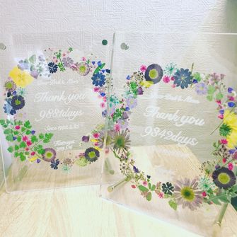 【両親への贈呈品】
遠方のため、軽いもので手作りのものにしようと考え、
子育てに感謝状を作りました。
無印のアクリルフレームを購入し、
押し花をリース風にしております。