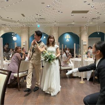 真横まで伸びてる脚付きのパーテーション。
お気に入りの披露宴の景観を損ねたのは残念だけど、
この時期挙げるからこそ安心感は絶対…！
私たちにとってもこの柱が心の支えになりました🤍