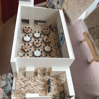 8F披露宴会場
エレガントがテーマ✨
会場に階段はないので階段演出はできませんが、天井の和紙で作成されたシャンデリアが素敵！！夜は夜景も綺麗そうです！