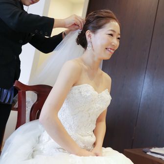ウエディングドレスがシンプルな為、髪型もシンプルにしていただきました。