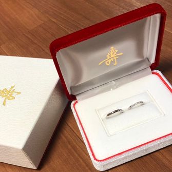 結婚指輪は私のお父さんジュエリーデザイナーのため, オーダーメイドで作ってもらいました💍❤️

色々なジュエリーショップを回ってパンフレットを見比べて, こんなのがいい！とお父さんにお願いしました°ʚ(*´꒳`*)ɞ°.

生まれて初めてのお父さんからの手作りアクセサリーのプレゼントです☆.｡.:*・

旦那さんの指輪の内側にも埋め込みダイヤがあります💎

文字は華文字で結婚式の日, 結婚記念